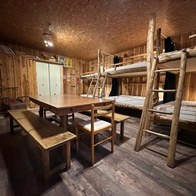 refuge avec 6 lits superposes (10 places, le tut contruit en bois et ambiance rustique de montagne.